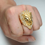 Main d'homme portant une bague tête de lion dorée faite en acier.