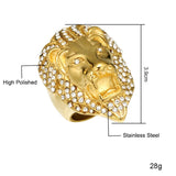 Bague tête de lion couleur or avec de petites pierres blanches, avec des indications sur sa taille.
