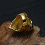 Bague tête de lion dorée en acier vue de derrière.