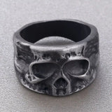 Bague tête de mort homme avec un crâne gravé dans son anneau.