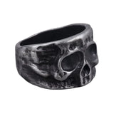 Bague tête de mort homme avec un anneau sculpté en alliage de zinc.