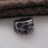 Bague tête de mort homme couleur argenté et noir avec un anneau sculpté.