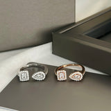 Deux bagues toi et moi posées l'une à côté de l'autre, une dorée et une argentée.