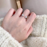 Bague toi et moi en argent 925 portée sur le majeur, avec une pierre rectangle et une pierre goutte d'eau.