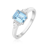 Bague topaze avec un anneau en argent 925, une topaze bleue rectangulaire et de petits zircones.