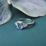 Bague topaze bleue avec un anneau en argent, une topaze rectangulaire et des zircones sur les côtés.