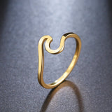 Bague vague fine en acier inoxydable doré.