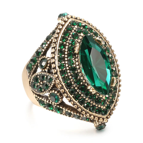 Bague verte pour femme en alliage de zinc avec de petites pierres vertes.