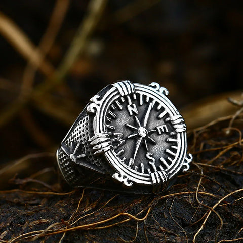 Bague viking en acier inoxydable avec un motif boussole.