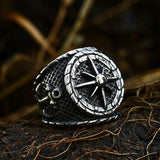 Bague viking en acier inoxydable avec une boussole et une ancre sur le côté.