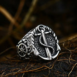 Bague viking en acier inoxydable avec un motif ancre et gouvernail.