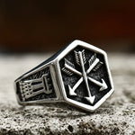 Bague viking en acier inoxydable avec un motif de 3 flèches.