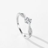 Bagues de promesses en argent avec une zircone ronde et un anneau pavé de pierres.