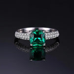 Bague émeraude verte créée avec un anneau en argent sterling serti de petites pierres.