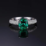 Bague émeraude verte créée avec un anneau en argent sterling serti de petites pierres.