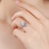 Bagues en diamant avec anneau en argent sterling 925 portée sur l'annulaire d'une femme.