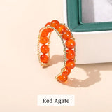 Bagues en perles avec un anneau ajustable et des perles rouges.