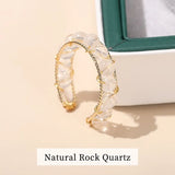 Bagues en perles roses quartz avec un anneau ajustable doré.