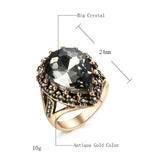 Bagues ethniques en alliage de zinc doré avec une pierre principale ovale noire et de petits cristaux noirs.