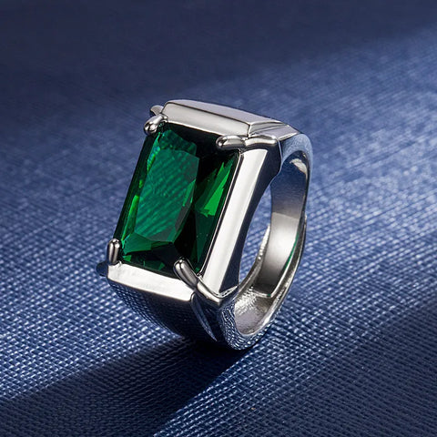 Emeraude bague en cuivre argenté avec une imitation émeraude rectangulaire.