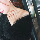 Femme portant une grosse bague femme couleur argentée sur son majeur.