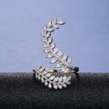 Grosse bague femme en laiton à taille réglable avec de petites feuilles à strass.