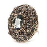 Grosse bague tendance en alliage de zinc avec des motifs et de petits cristaux noirs.