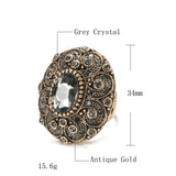 Grosse bague tendance en alliage de zinc avec des indications sur ses matériaux et sa taille.