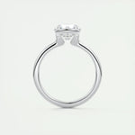 Bague solitaire en argent 925 avec pierre centrale scintillante vue de profil.