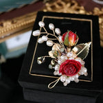 Photos proches de cette broche mariage voix de fleurs qui sont les roses quelques perles ajouter sur le fil de cuivre de base et une petite boîte