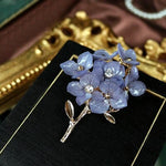 Jolie broche avec des fleurs de couleur bleu