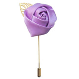 Broche couleur violet mettant la forme d'une fleur fait de tissu