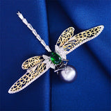 Broche libellule en cuivre avec un joyau vert sur le dos
