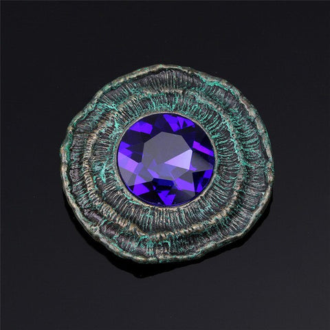 Broche originale moulé et en zinc avec un diamant violet