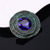 Broche ronde originale avec un diamant violet