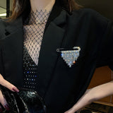 Photos de cette broche strass modèle triangle mise en situation sur la veste d'une jeune fille
