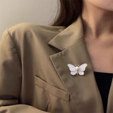 Mise en situation de cette broche papillon accrocher sur une veste