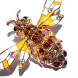Image encore plus proche des ailes et de l'abdomen de cette abeille de ce bijoux broche