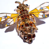 photo des strass disposées sur ce bijoux broche qui sont disposés sur l'abdomen deux cette abeille